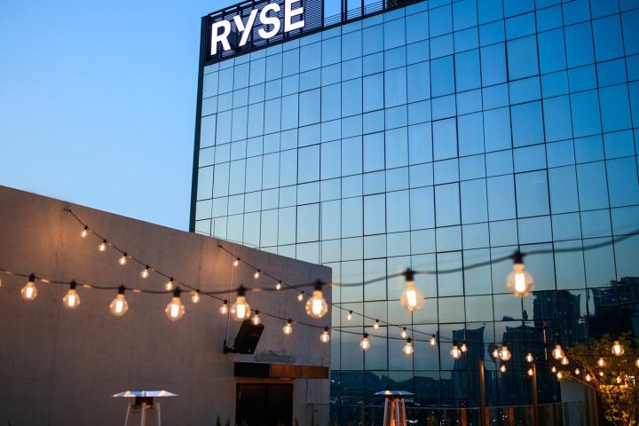 RYSE 建築招牌與戶外燈串