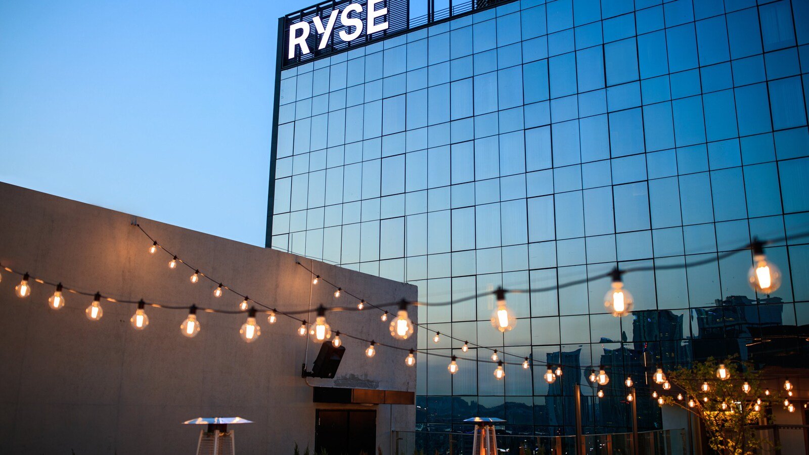 RYSE 建築招牌與戶外燈串