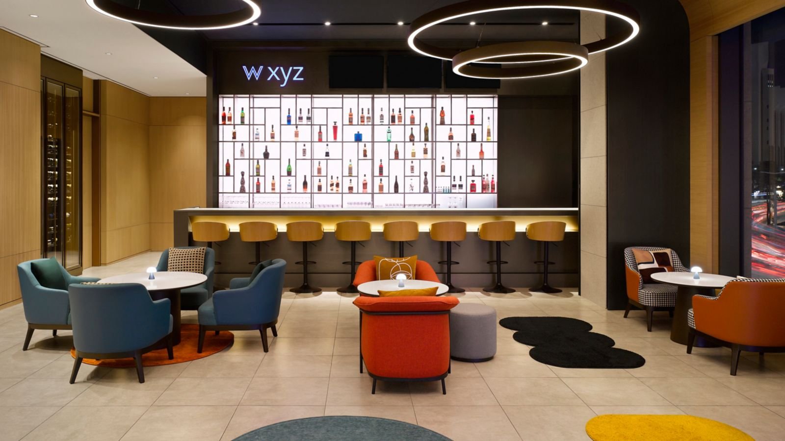 W XYZ Bar 吧檯與彩色座位