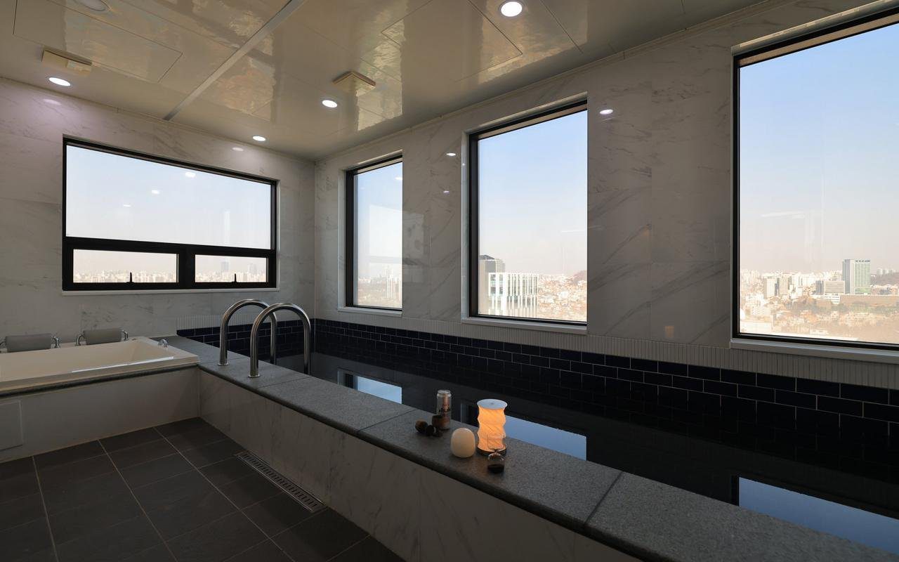 Pent Suite 套房內的室內泳池與浴缸