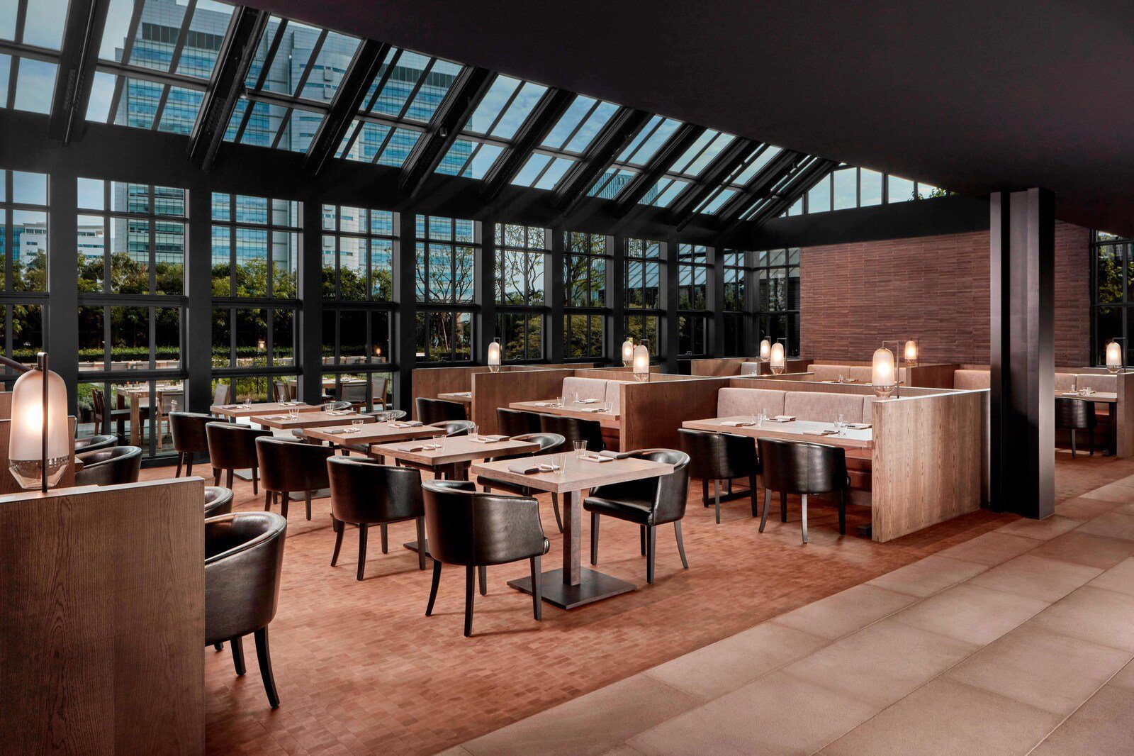 The Margaux Grill 餐桌與大片玻璃窗