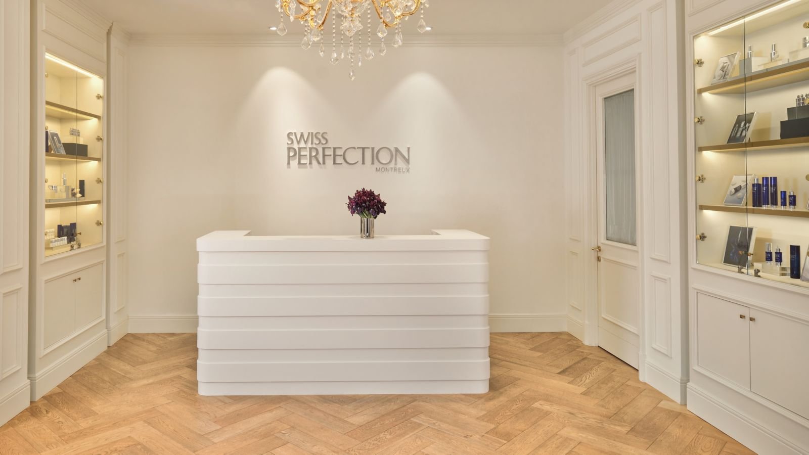 Swiss Perfection Spa 的白色接待櫃台
