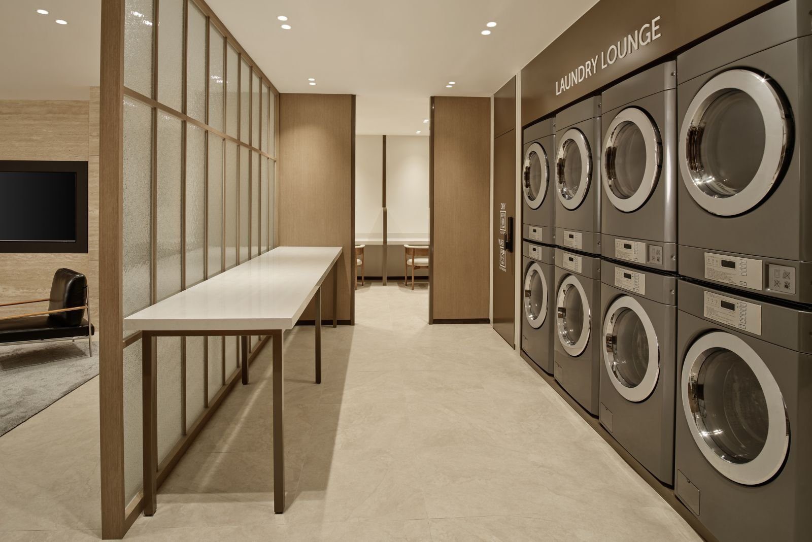 Laundry Lounge 的洗衣設備與摺衣桌