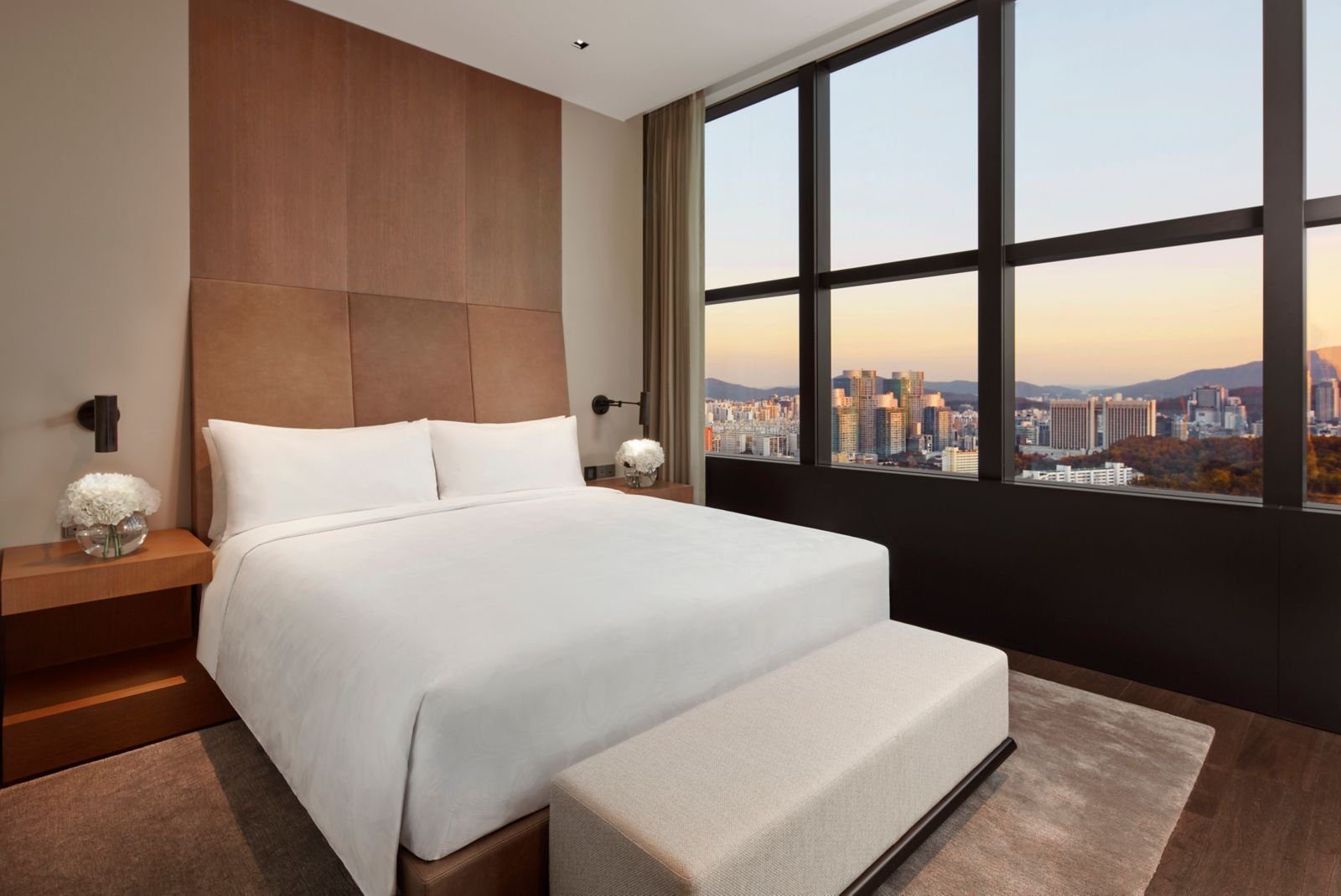 Executive Suite 臥室與窗外城市景觀
