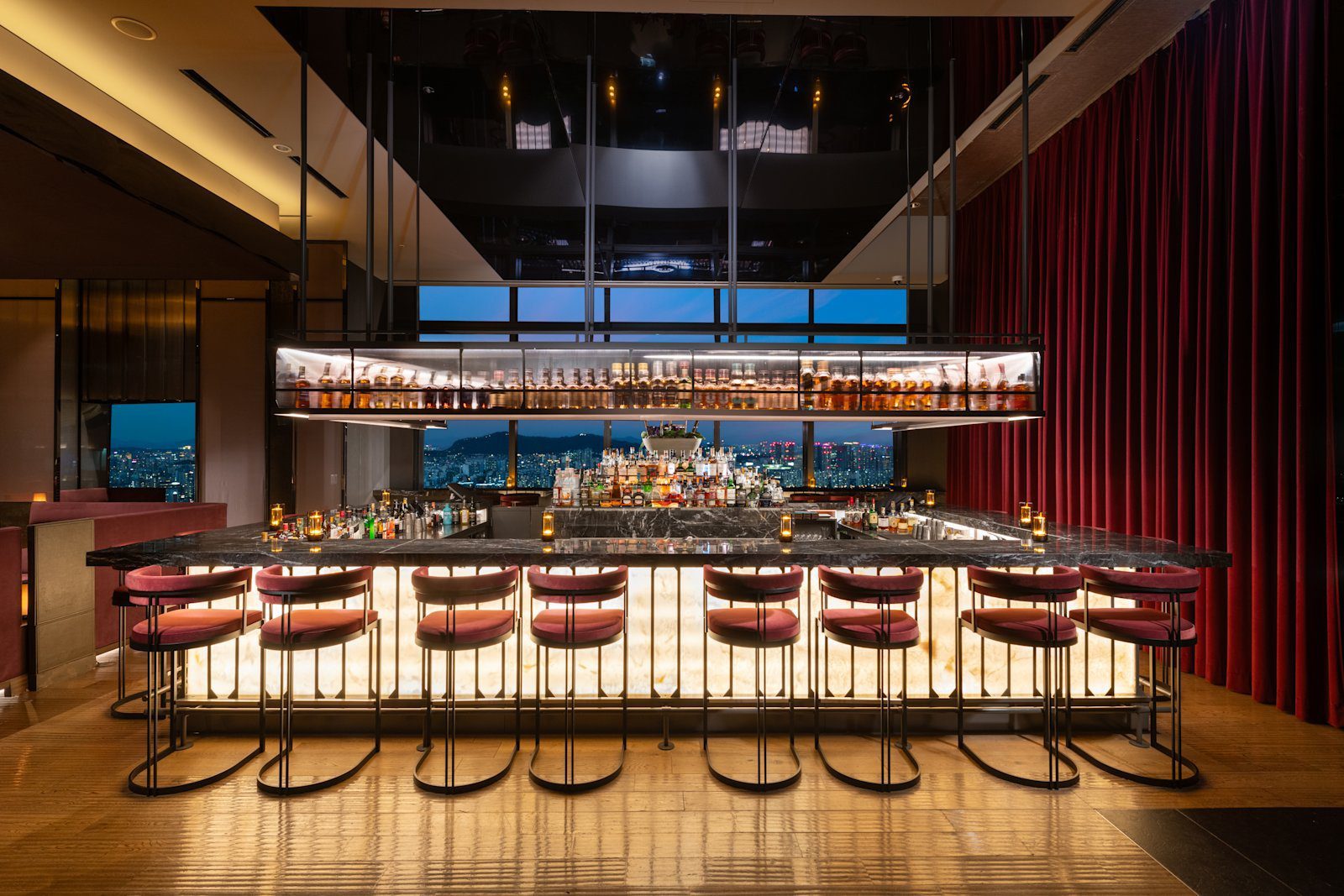 37 Grill & Bar 餐廳的吧檯與座位