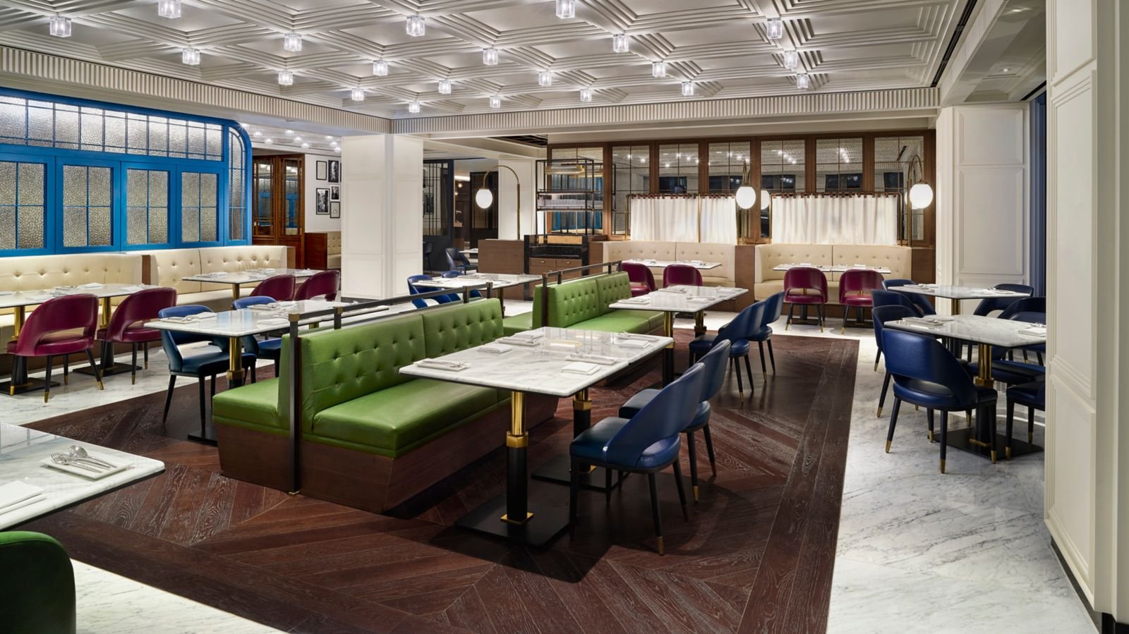 La Palette Paris 的餐桌與綠色座椅