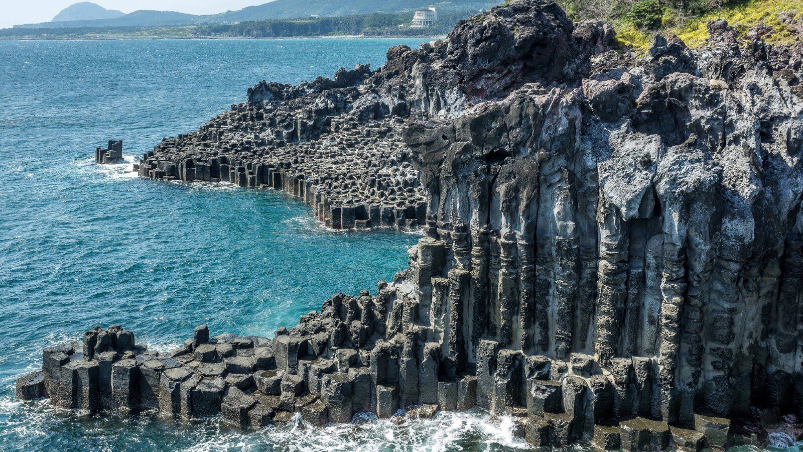 濟州柱狀節理海岸的岩柱與海水