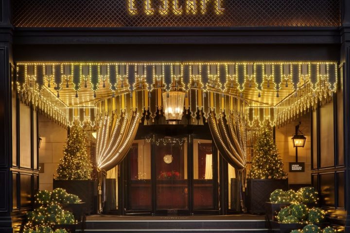 L’Escape 入口的金色燈飾與夜間外觀