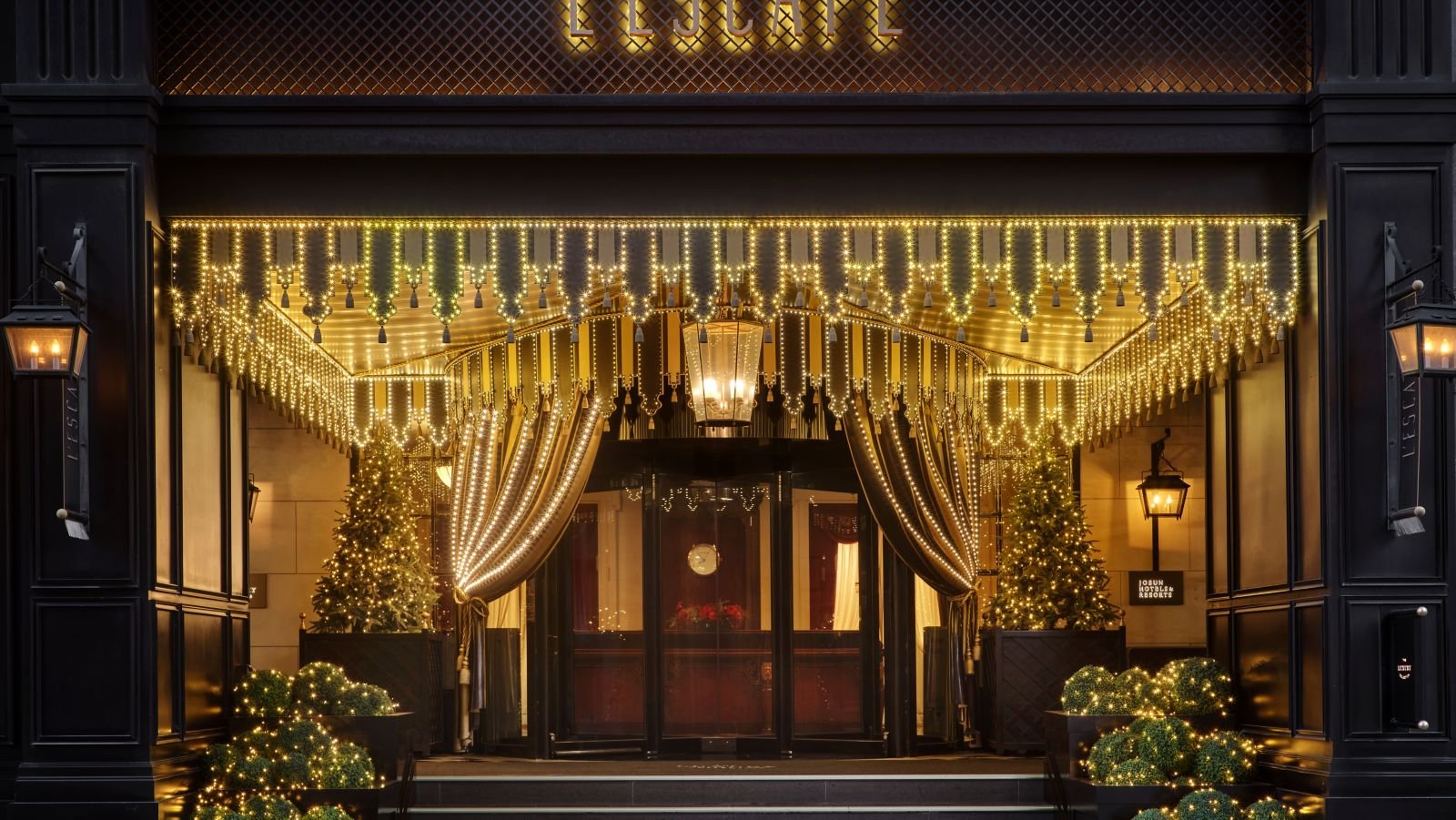 L’Escape 入口的金色燈飾與夜間外觀