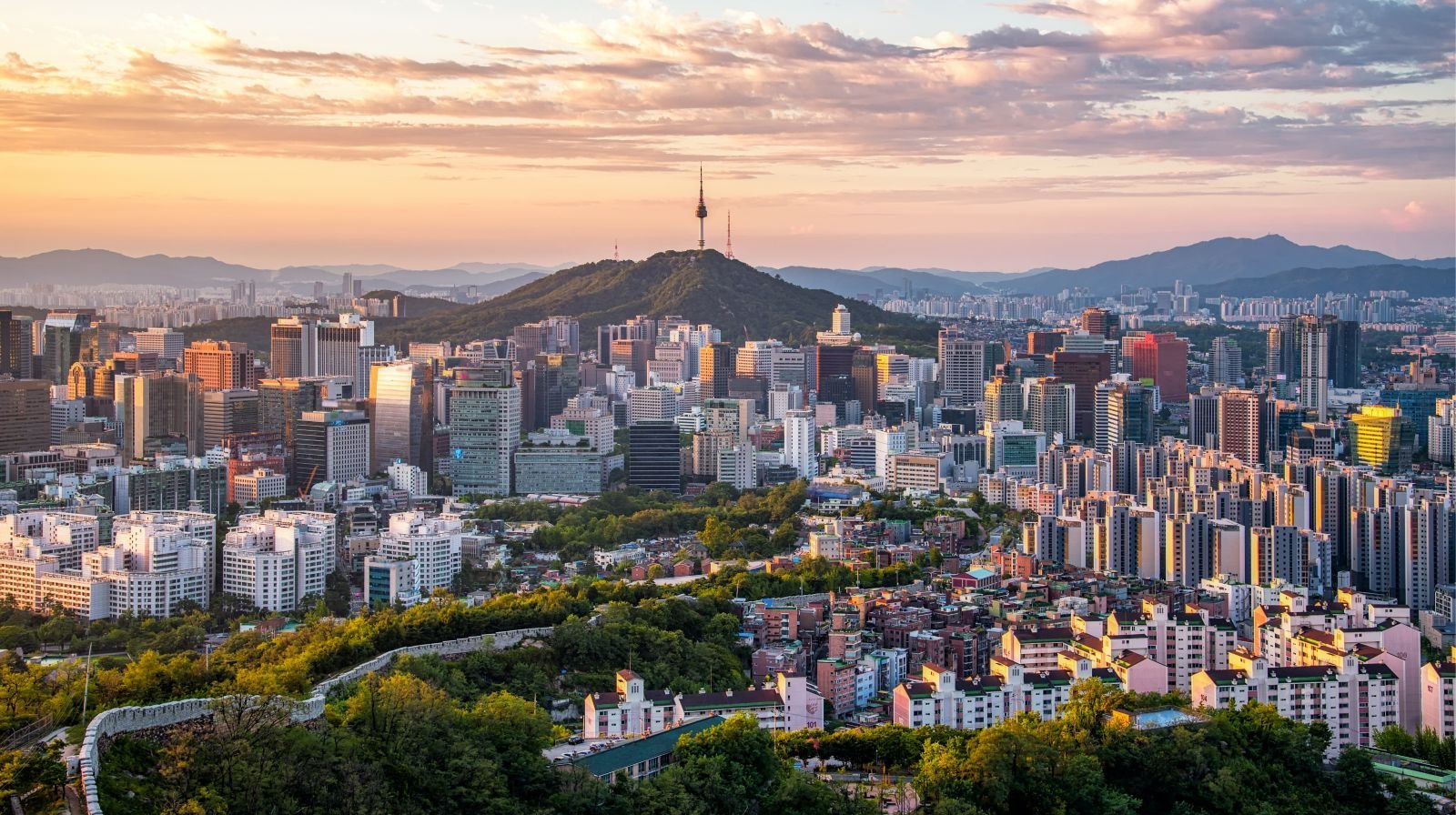 南山首爾塔與傍晚城市全景