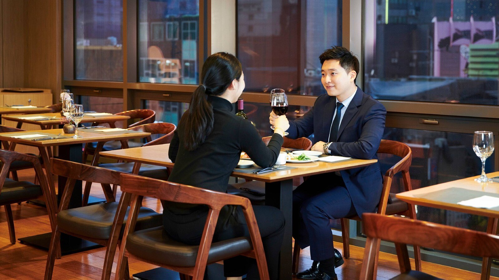 飯店餐飲空間的窗邊餐桌與用餐旅客