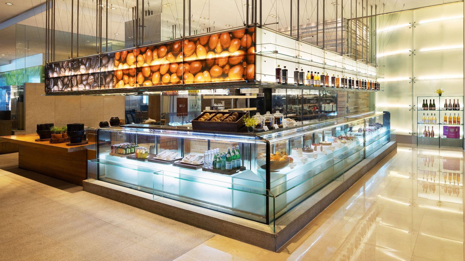 The Deli 的甜點櫃與吧檯