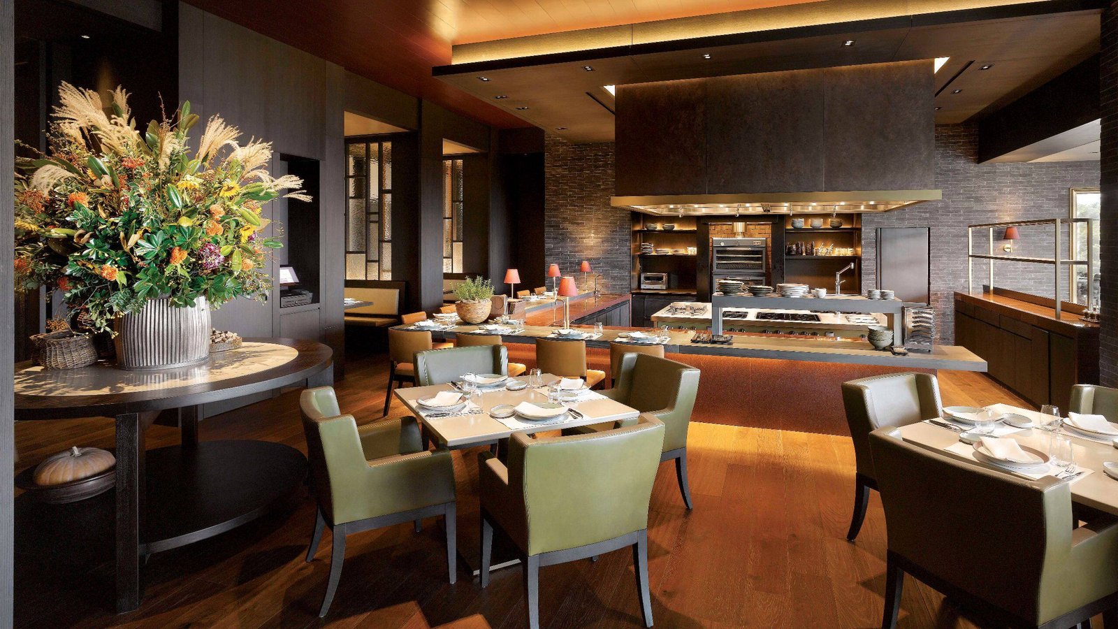 Steak House 餐廳的用餐區與開放廚房
