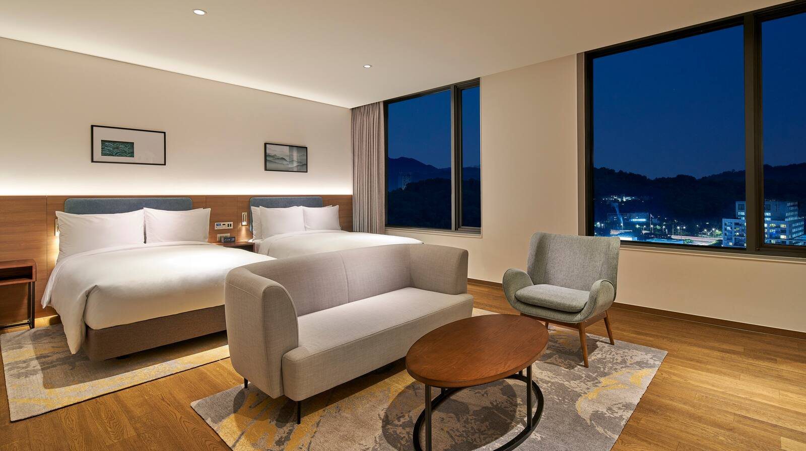 Two Double Deluxe 客房的床鋪與窗景