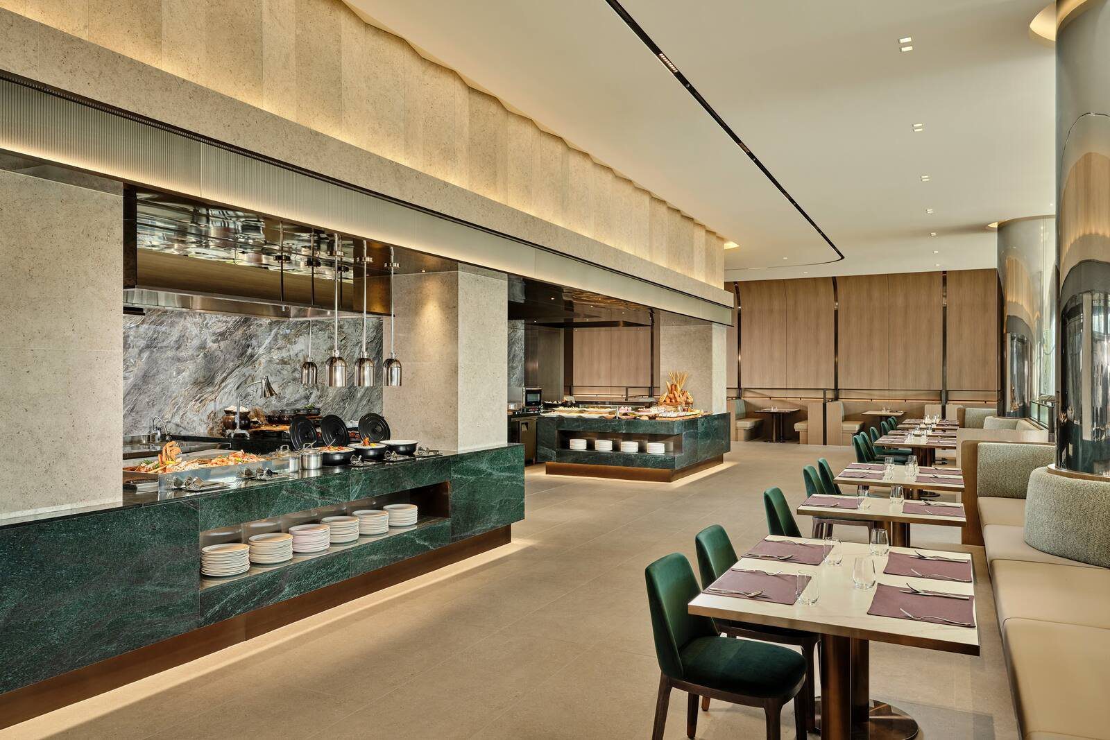 Lakeside Buffet 餐廳的餐檯與湖景