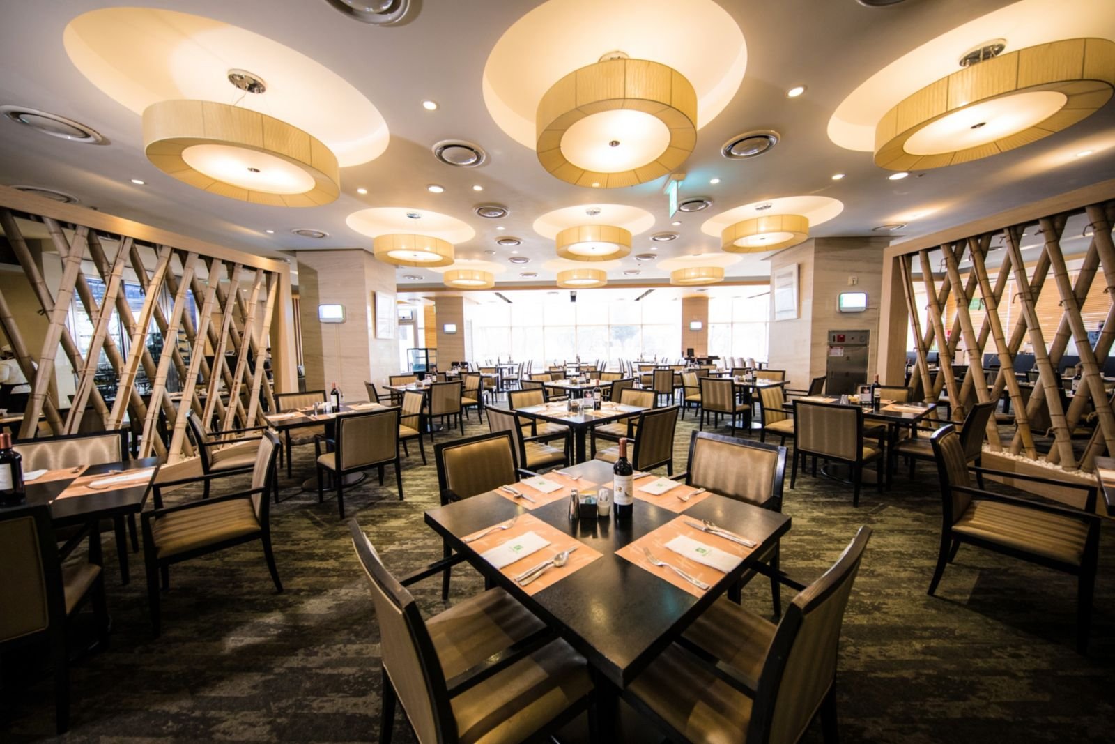 Hourglass 餐廳的自助餐檯與座位