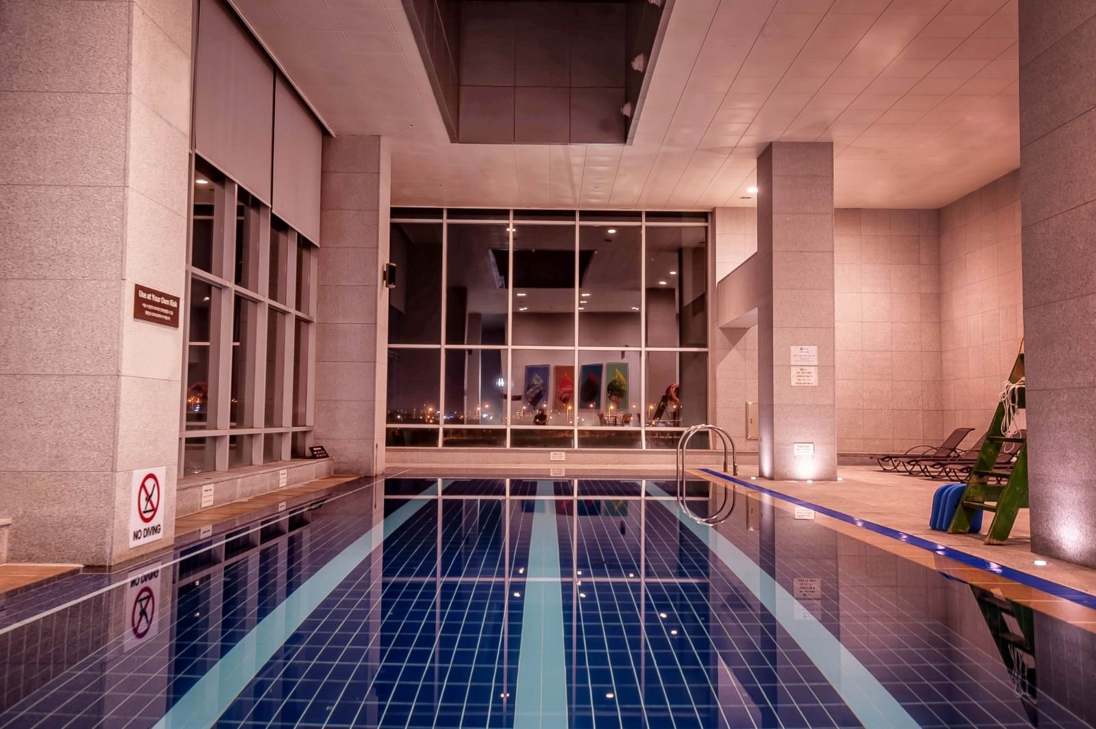 室內泳池的水面與池畔