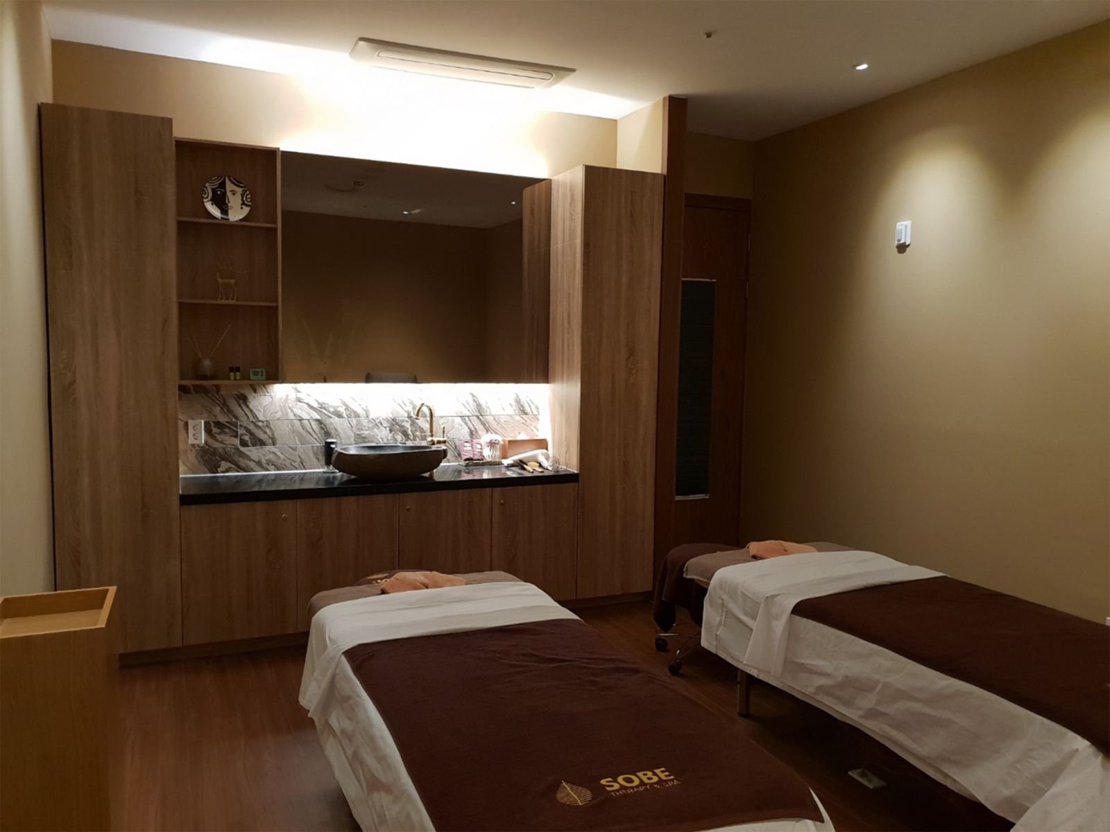 SPA 空間的休憩區與服務櫃檯