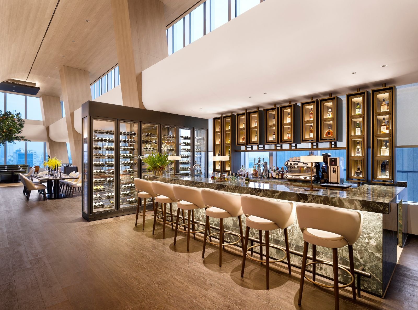 Onoma Bar 的吧檯與座椅