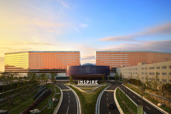 INSPIRE 度假城入口車道、館名招牌與兩棟塔樓外觀