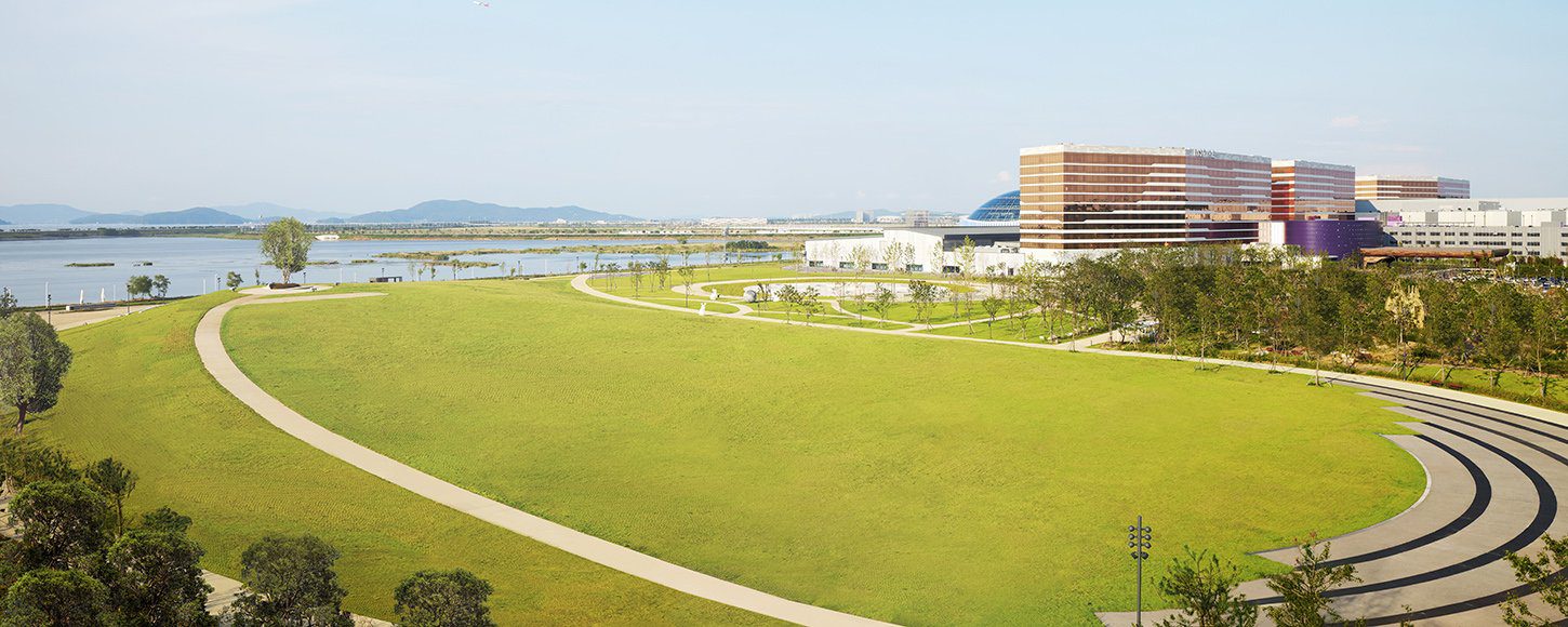歡聚公園的草坪步道與遠方海岸