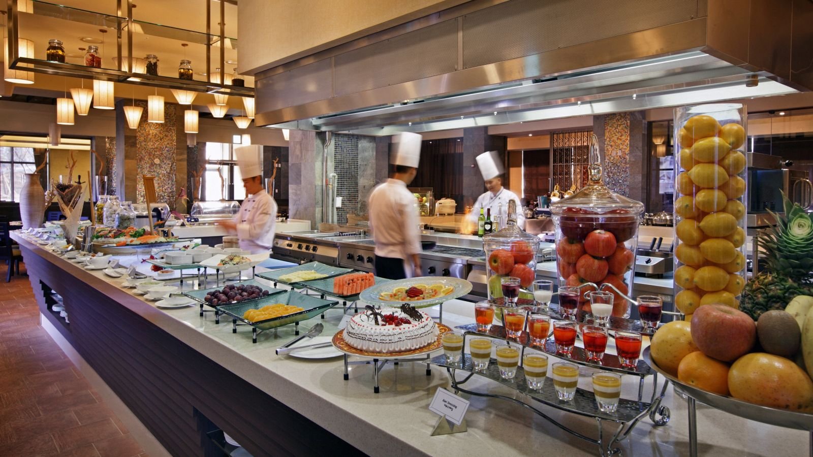 Flavours 餐廳自助餐檯與用餐區
