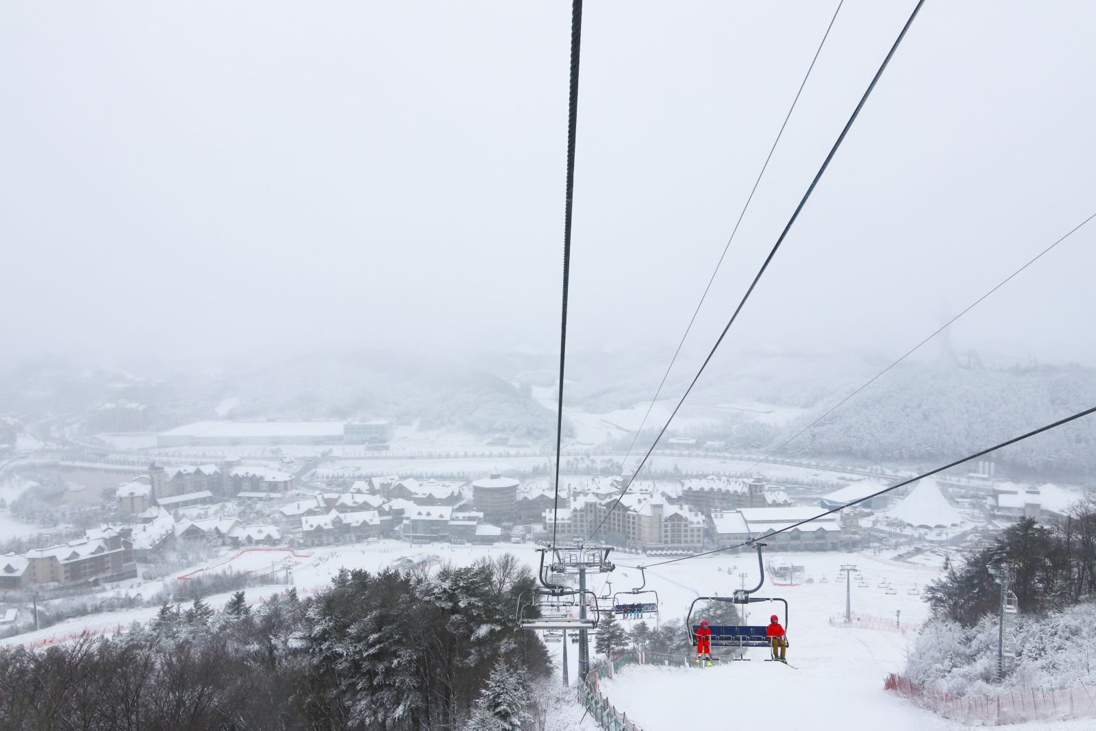 Alpensia 滑雪纜車與雪道景觀