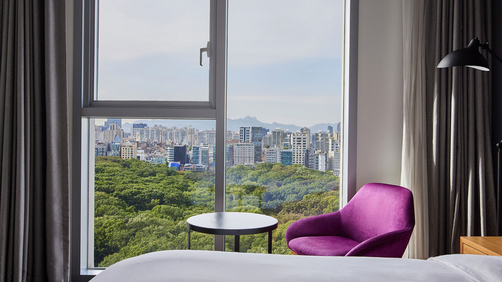 客房的床鋪與窗景
