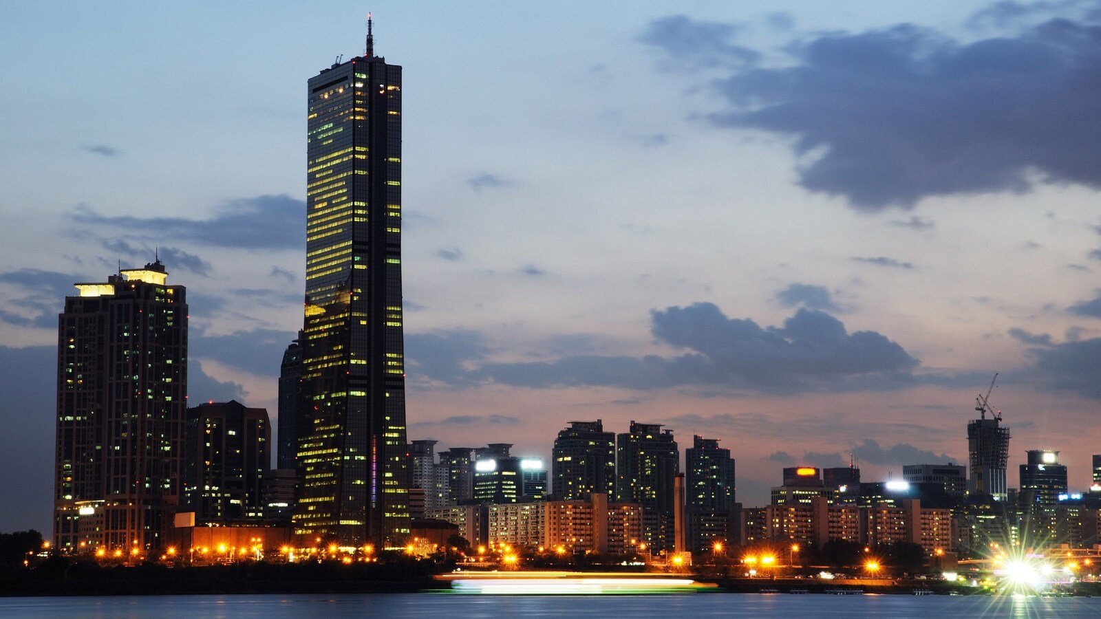 汝矣島漢江旁的 63 大廈