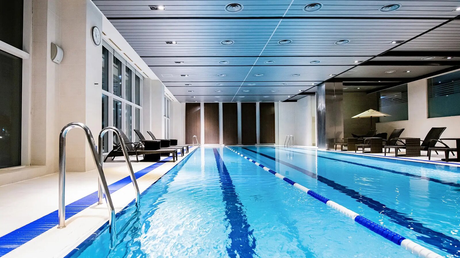 室內泳池的水面與池畔