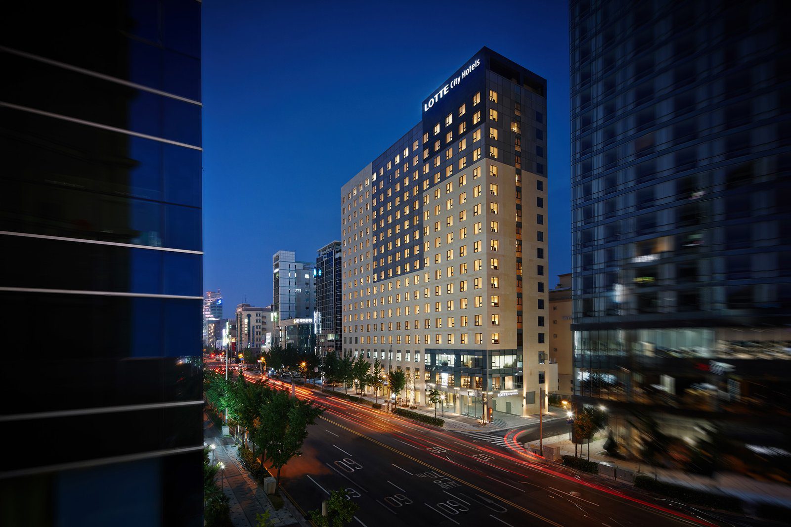 樂天城市酒店蔚山夜間外觀與頂樓 LOTTE City Hotels 招牌