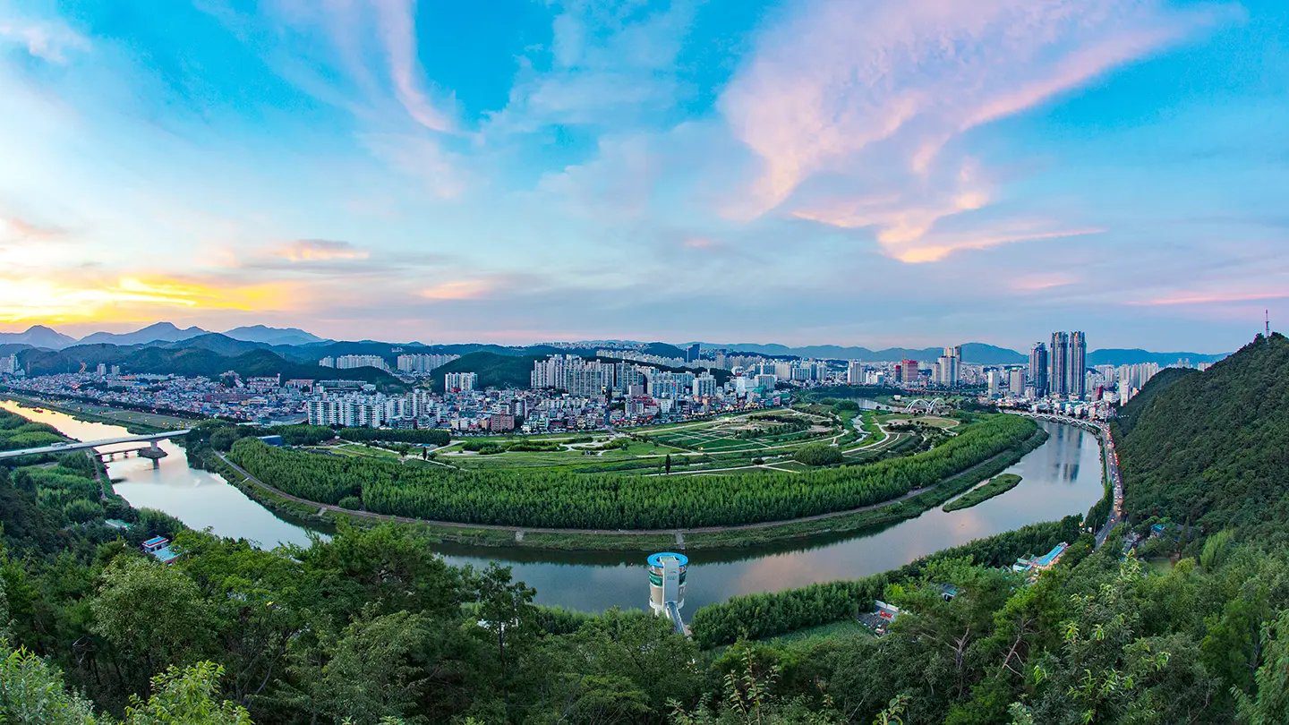 太和江河灣與沿岸綠地、城市全景