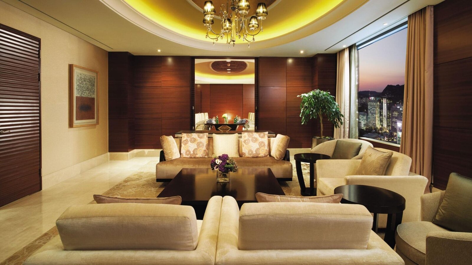 Royal Suite 的起居空間與床鋪