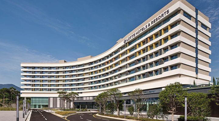 金海樂天酒店＆度假村弧形白色外觀與 LOTTE HOTELS & RESORTS 標誌