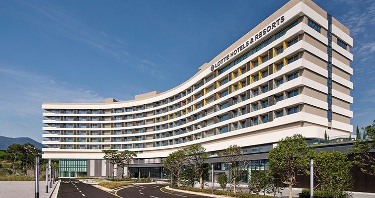 金海樂天酒店＆度假村弧形白色外觀與 LOTTE HOTELS & RESORTS 標誌