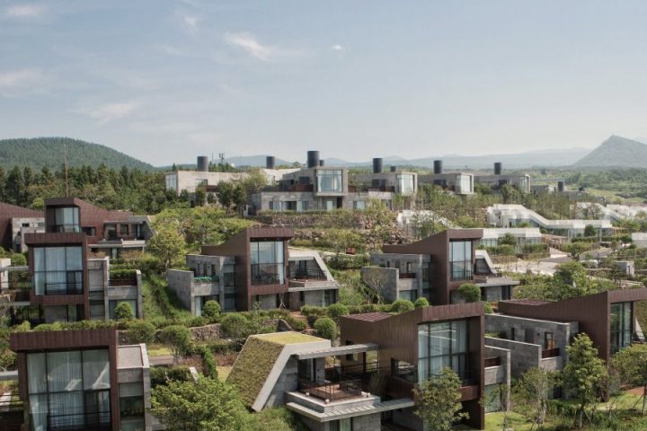 濟州樂天藝術別墅山坡上錯落的獨棟別墅群與遠方山丘