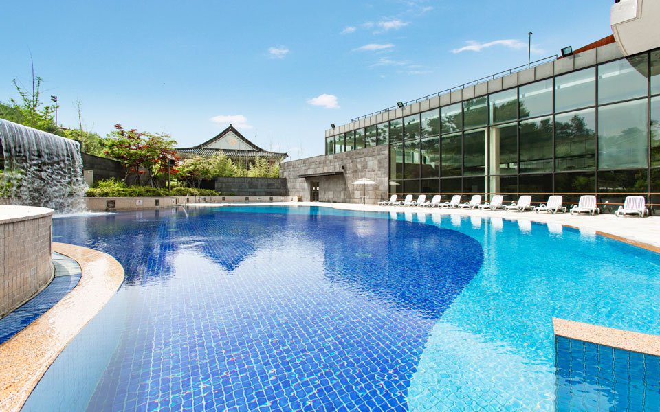 Aqua Garden 戶外泳池、瀑布水景與池畔躺椅