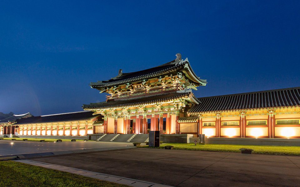 百濟文化園區泗沘宮正門在夜間點燈的景色
