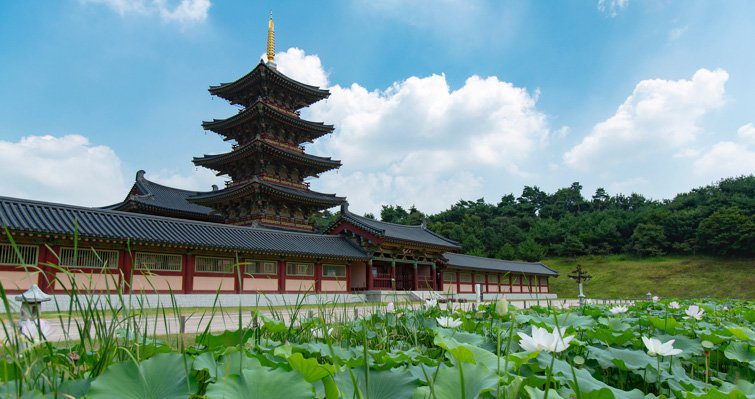 百濟文化園區陵寺五層木塔與荷花池