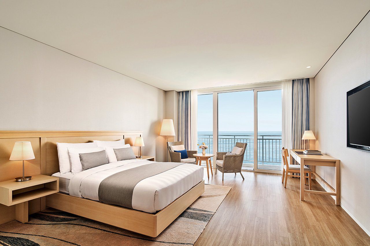 Hotel Deluxe 客房的雙人床與面向東海的陽台