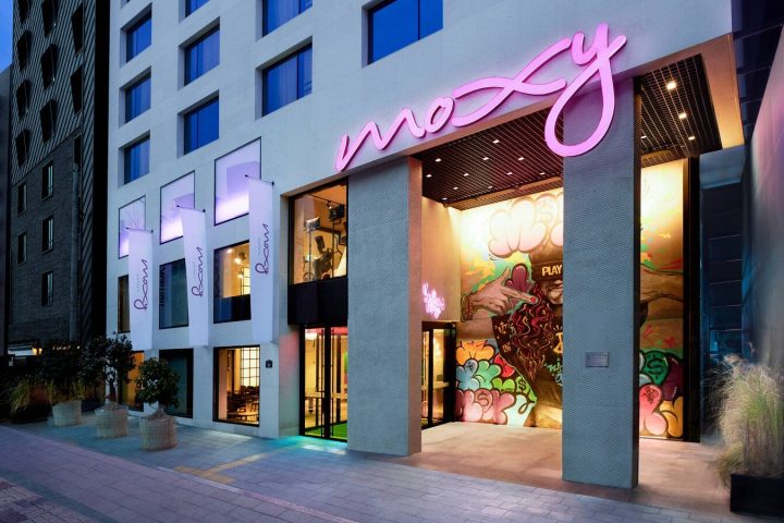 首爾仁寺洞 Moxy 的街道入口與霓虹招牌