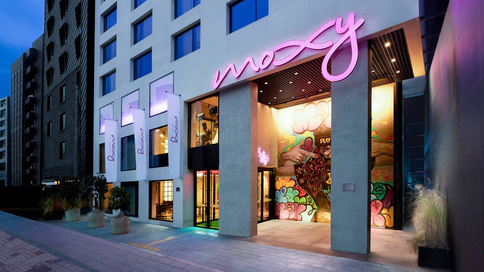 首爾仁寺洞 Moxy 的街道入口與霓虹招牌