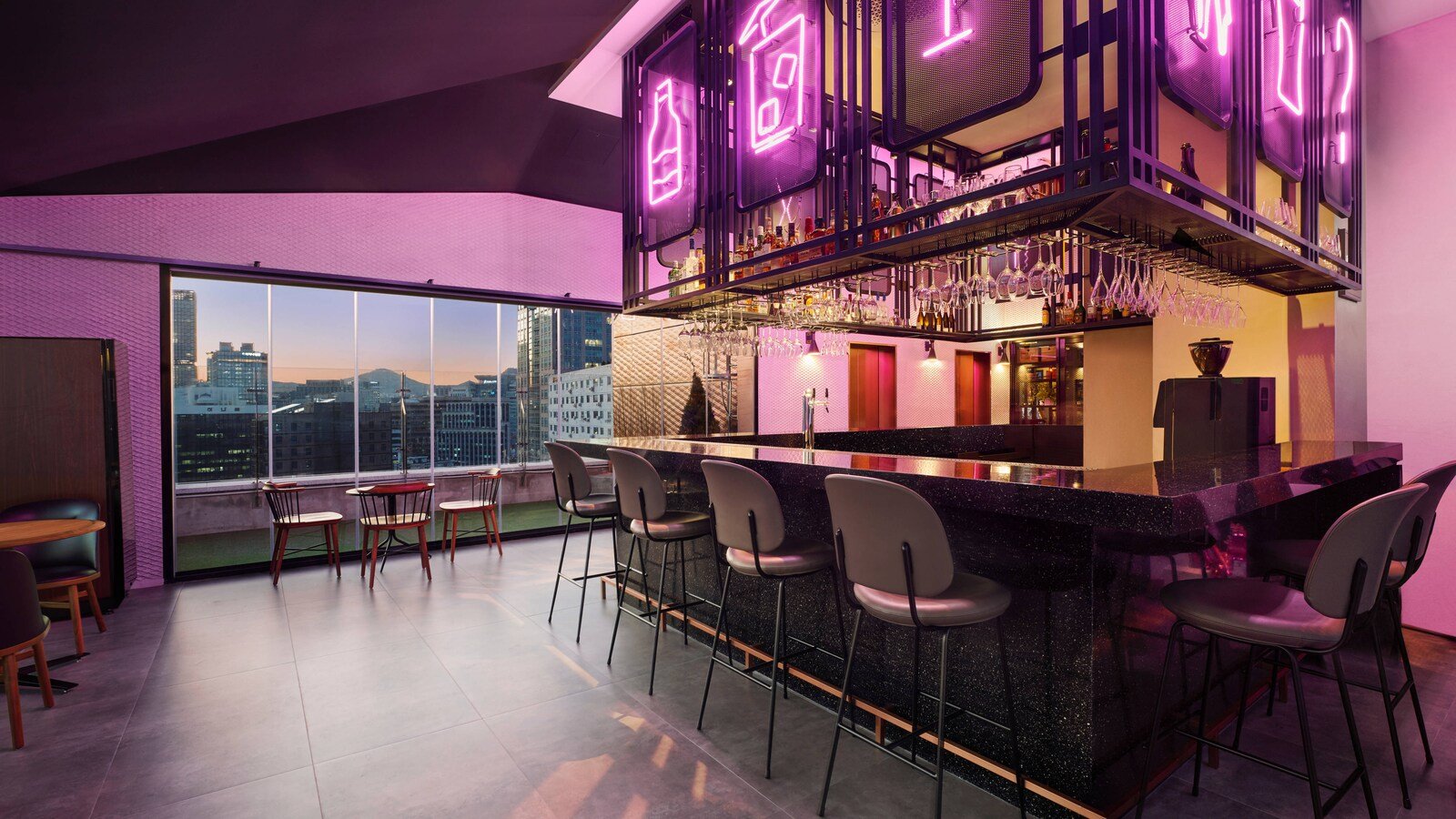 頂樓 Bar Moxy 吧檯與城市窗景