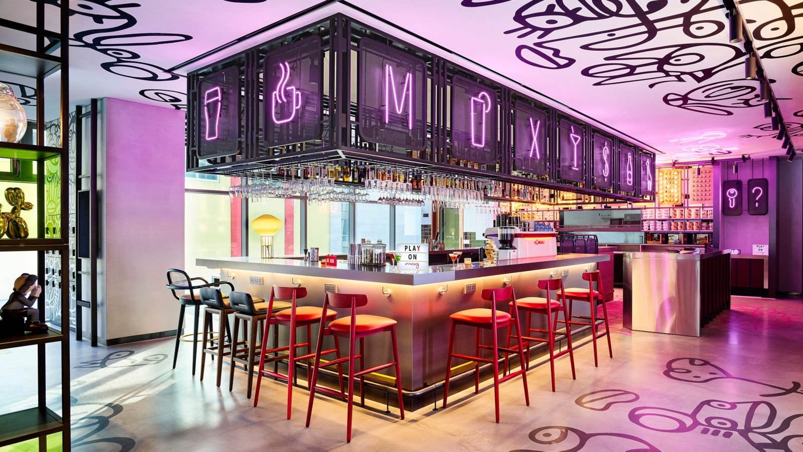 Bar Moxy 吧檯與粉紅色燈光