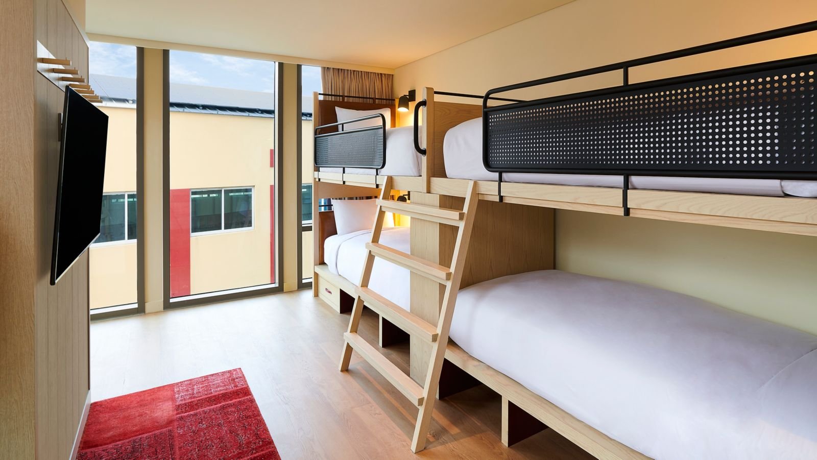 Quad Bunk 客房的上下舖與梯子