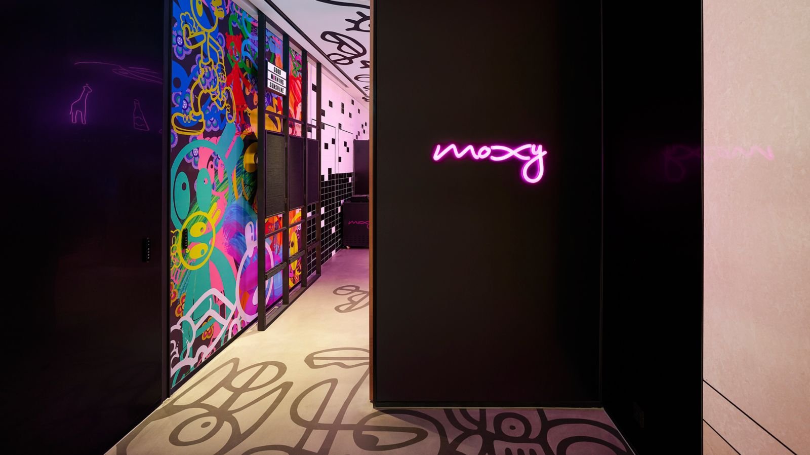 Moxy 入口的品牌燈飾與壁畫