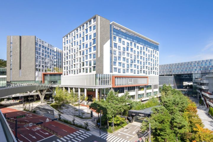 九樹帕那斯首爾板橋的建築外觀與前方街道