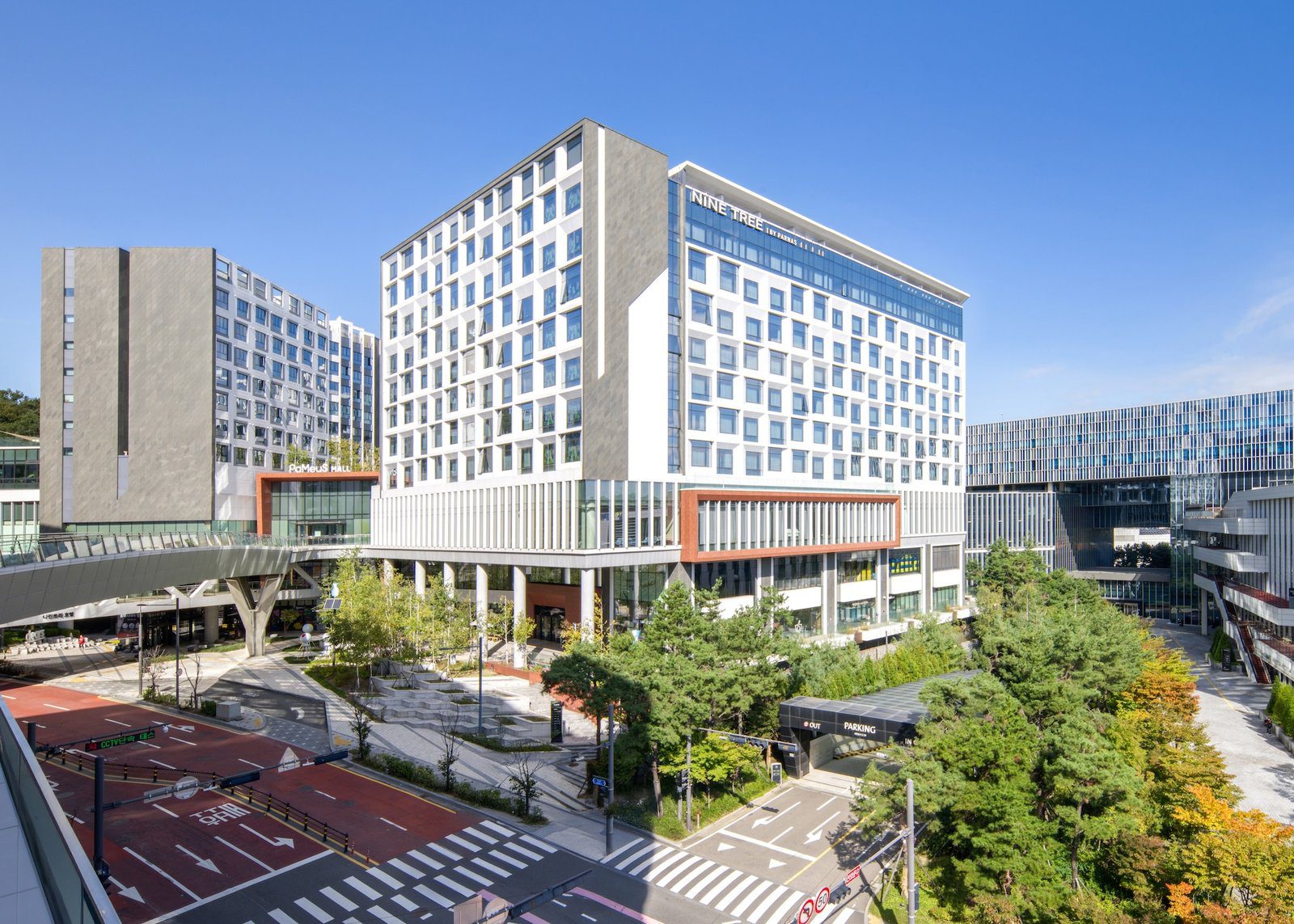 九樹帕那斯首爾板橋的建築外觀與前方街道