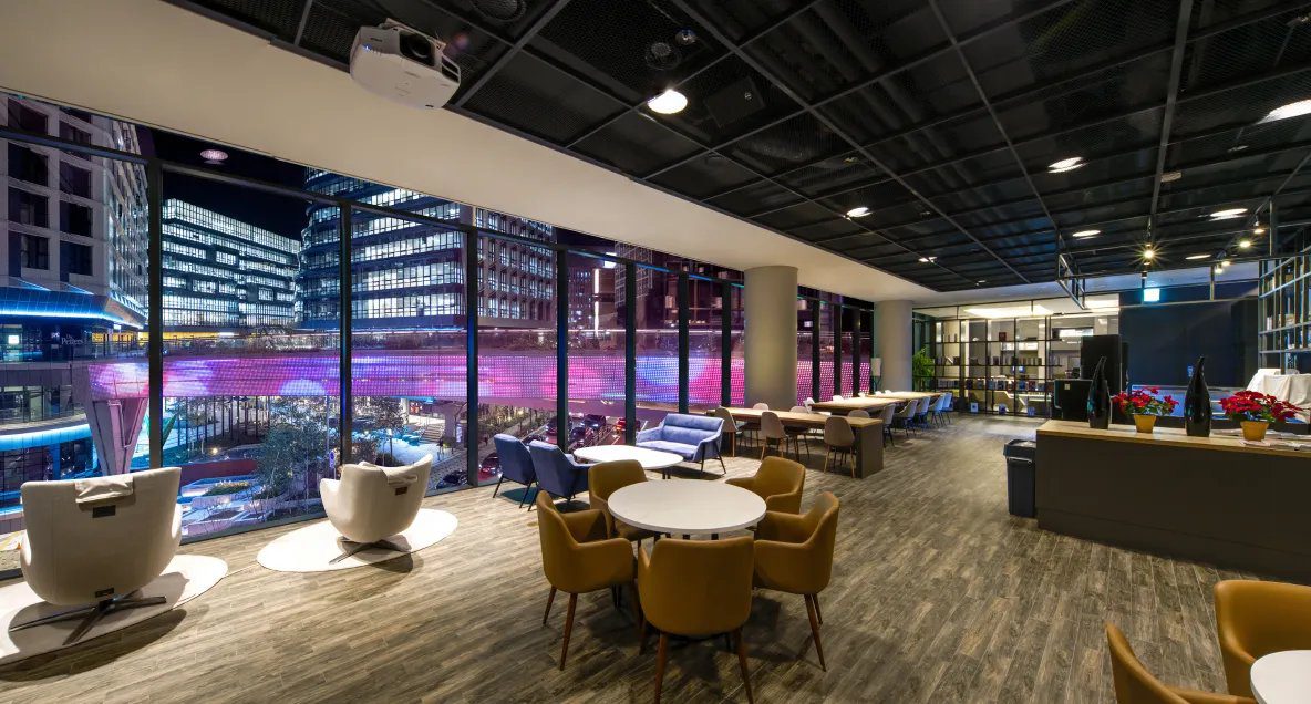 Lounge 9 夜間座位區與落地窗外的科技谷街景