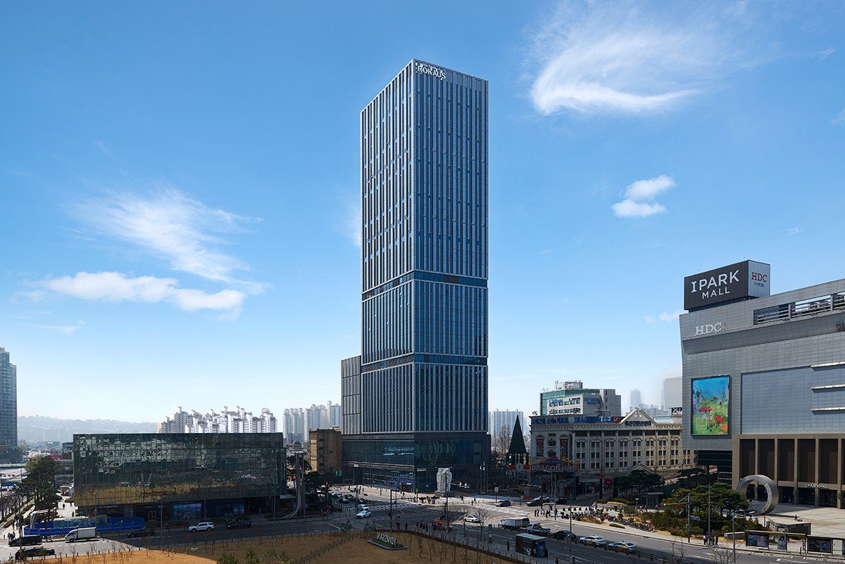 九樹洛克斯精品酒店首爾龍山的高樓外觀與站前街道